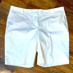 Talbots woman’s White Bermuda Shorts size 16p